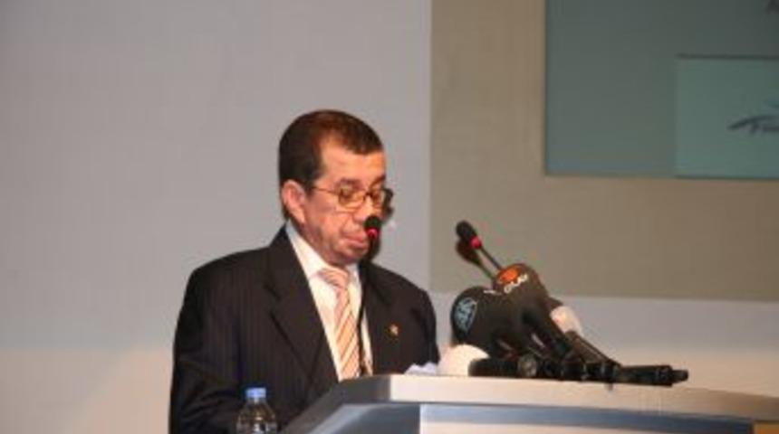 Endonezyalı bakan konuşurken &lsquo;terc&uuml;me&rsquo; krizi yaşandı