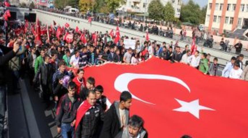 Kayseri&rsquo;de binlerce kişi ter&ouml;r&uuml; lanetlemek i&ccedil;in y&uuml;r&uuml;d&uuml;