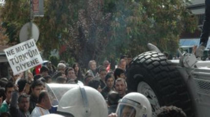 Kırşehir&rsquo;de 5 bin kişi BDP binasına y&uuml;r&uuml;d&uuml;, polis m&uuml;dahale etti