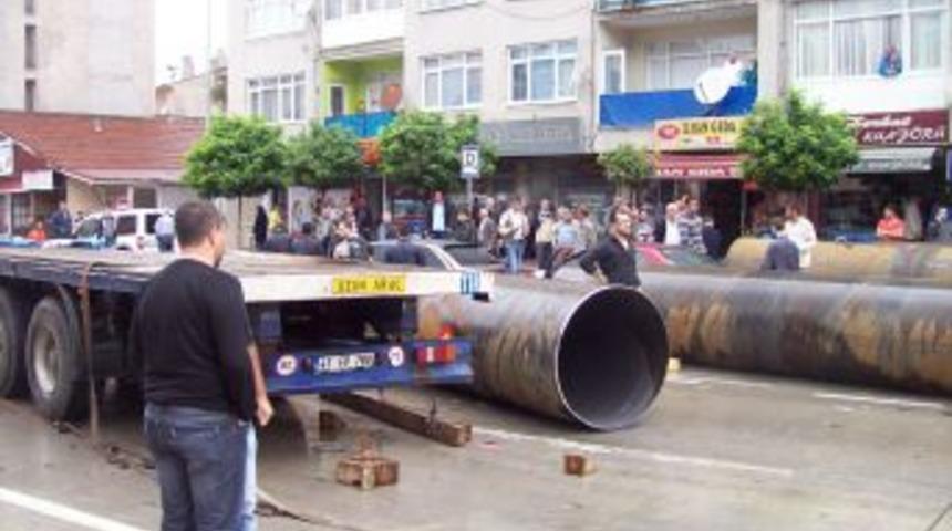 Tırın &uuml;zerindeki borular yola savruldu, bir kişi hayatını kaybetti