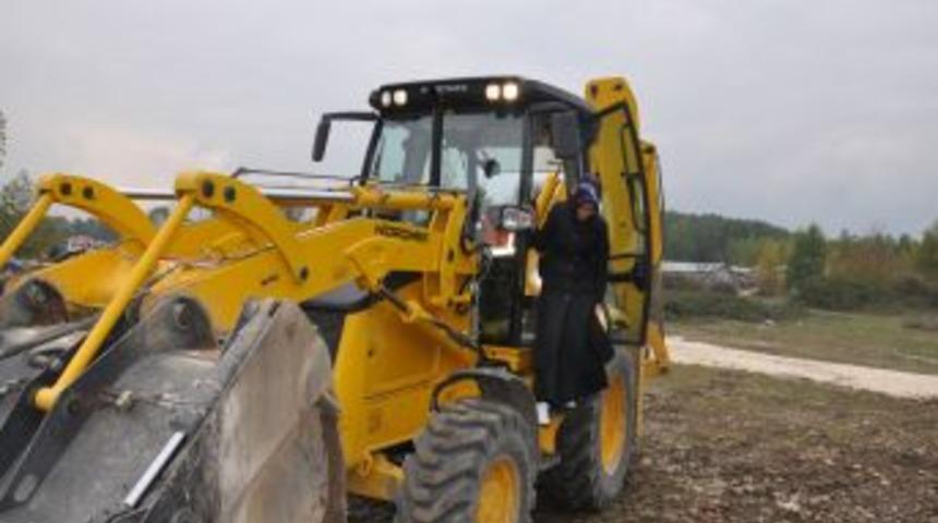 Gen&ccedil; bayan iş makinesi operat&ouml;rl&uuml;ğ&uuml; kursunu başarıyla bitirdi