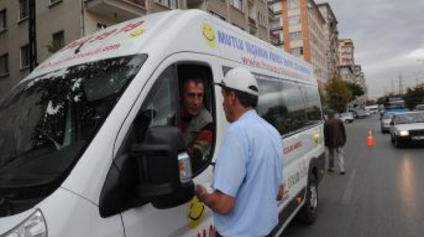 Ankara'da zabıta korsan &ccedil;alışan 48 servis aracını bağladı