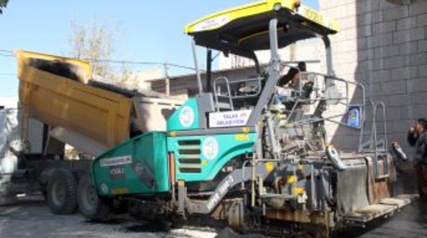 Talas Belediyesi, yol yapımı i&ccedil;in 700 bin lira değerinde iki adet ara&ccedil; aldı