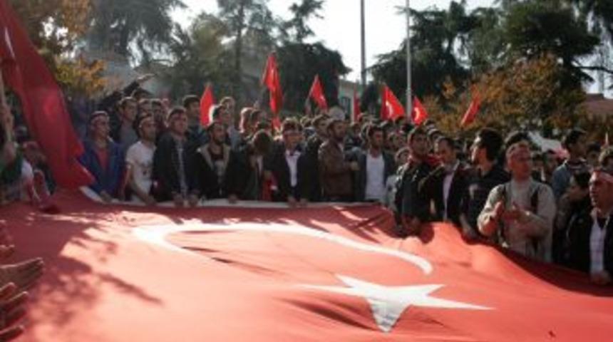 Bursa&rsquo;da yaklaşık 50 bin kişi, şehitler i&ccedil;in y&uuml;r&uuml;d&uuml;