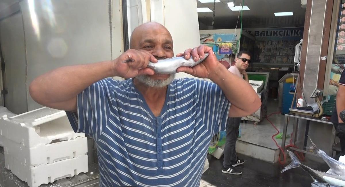 Fiyatı 100 TL ye d&uuml;şt&uuml;! Dayanamayıp &ccedil;iğ &ccedil;iğ yedi 1