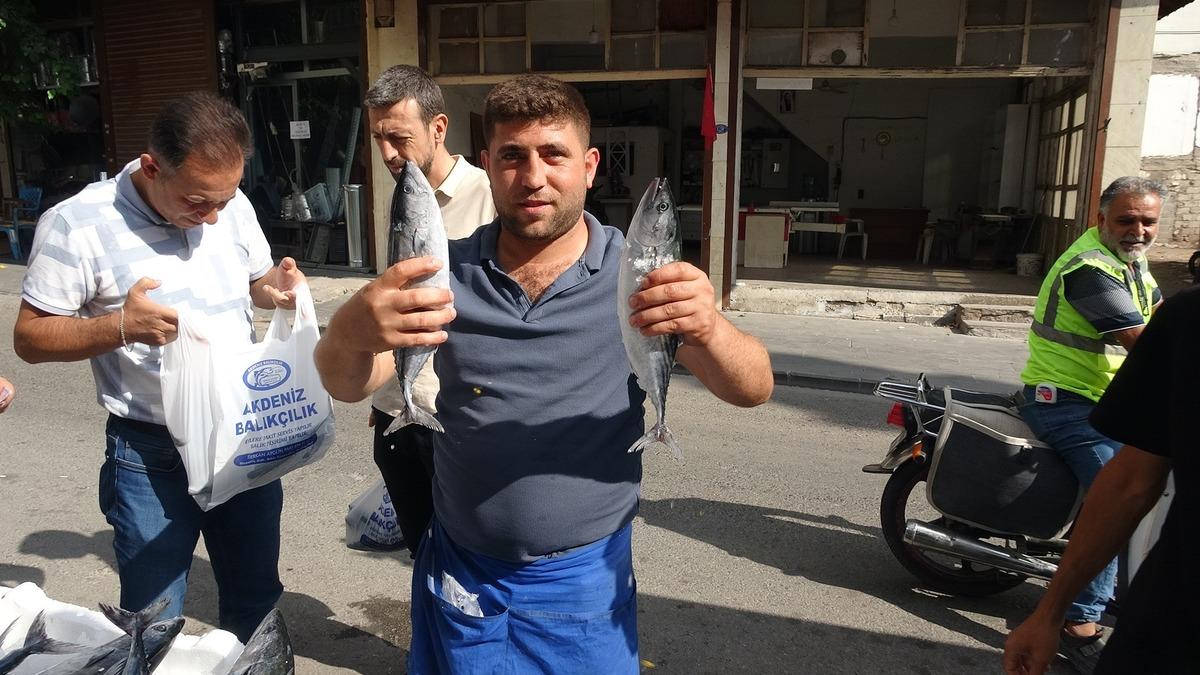 Fiyatı 100 TL ye d&uuml;şt&uuml;! Dayanamayıp &ccedil;iğ &ccedil;iğ yedi 2