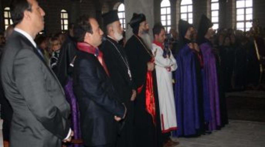 Ermeni kilisesindeki ilk ayin, 30 yıl &ouml;nceki komşuları buluşturdu