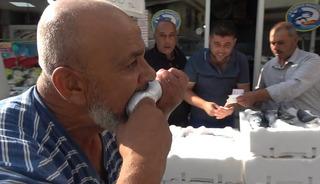 Fiyatı 100 TL'ye d&uuml;şt&uuml;! Dayanamayıp &ccedil;iğ &ccedil;iğ yedi