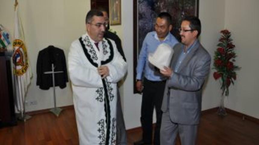 &Ccedil;elikcan: Yurt dışındaki T&uuml;rk okulları bizim gurur kaynağımız