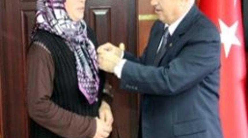 Vali Şahin, fedakar anneyi altınla &ouml;d&uuml;llendirdi