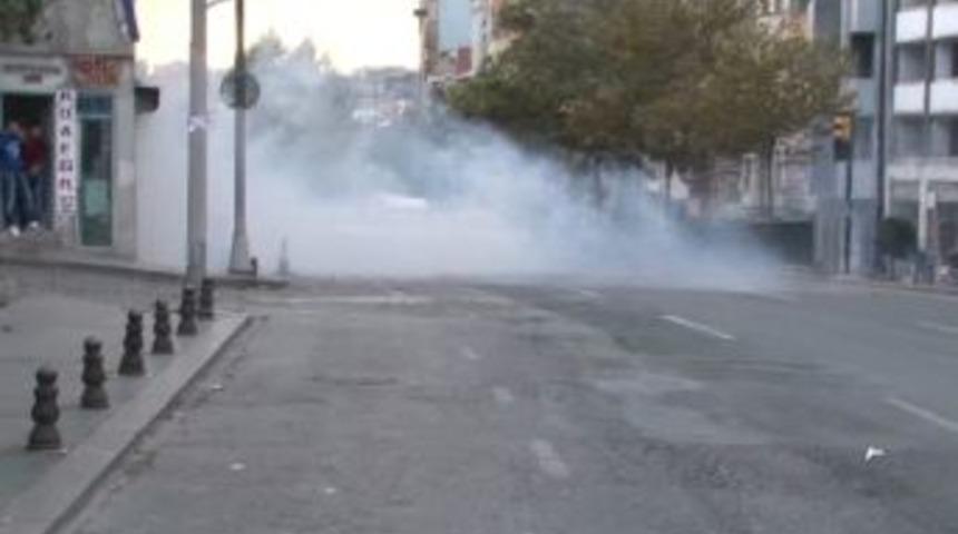 Maskeli grup caddeye ses bombası attı