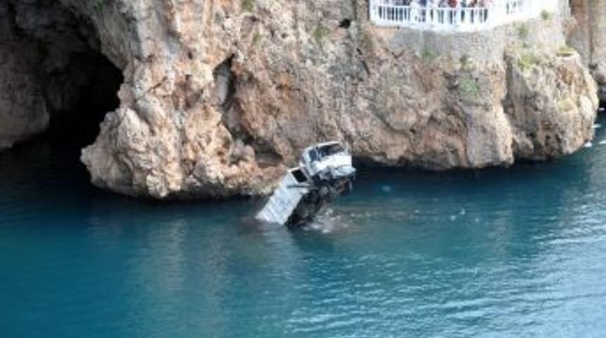 &Ccedil;&ouml;p kamyonu falezlerden deniz u&ccedil;tu