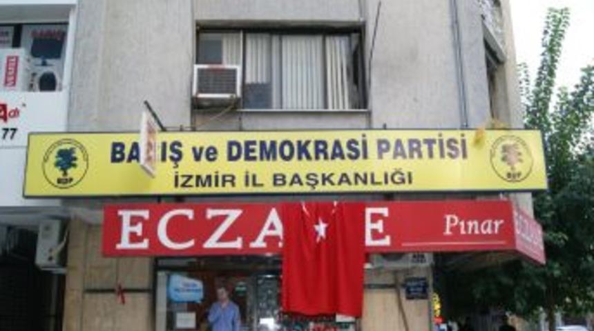 Miting ardından İzmir BDP il binasına T&uuml;rk bayrağı asıldı