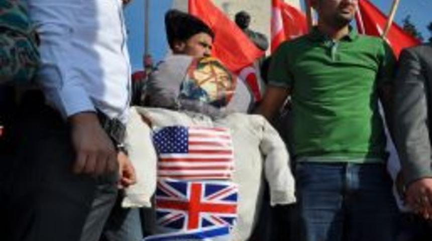 Ter&ouml;r &ouml;rg&uuml;t&uuml; elebaşının maketi asılınca şehit yakını fenalaştı