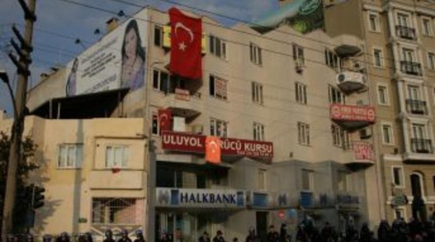 BDP il binasına Türk bayrağı astılar