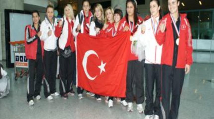 Kadınlar Boks Milli Takımı T&uuml;rkiye'ye d&ouml;nd&uuml;