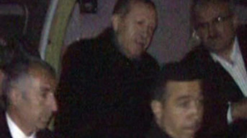 Başbakan enkazı gezerken deprem oldu