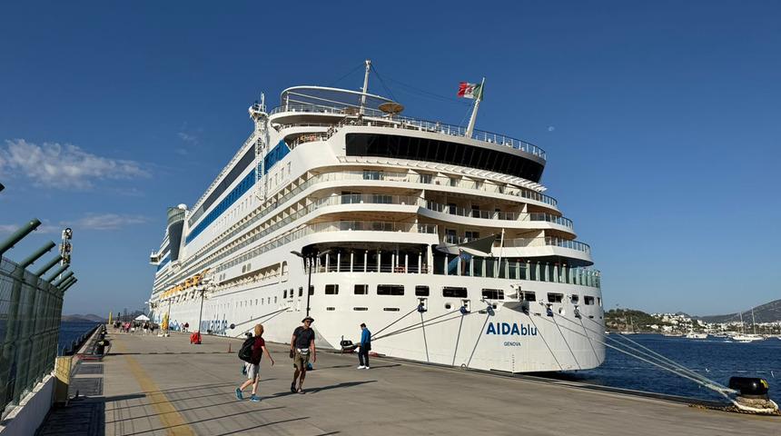 Bodrum'a "AIDAblu" kruvaziyeriyle 2 bin 243 turist geldi
