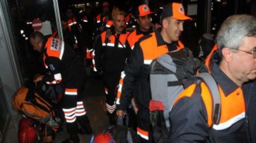İzmir ve Manisa'dan 134 kişilik yardım ekibi Van'a hareket etti