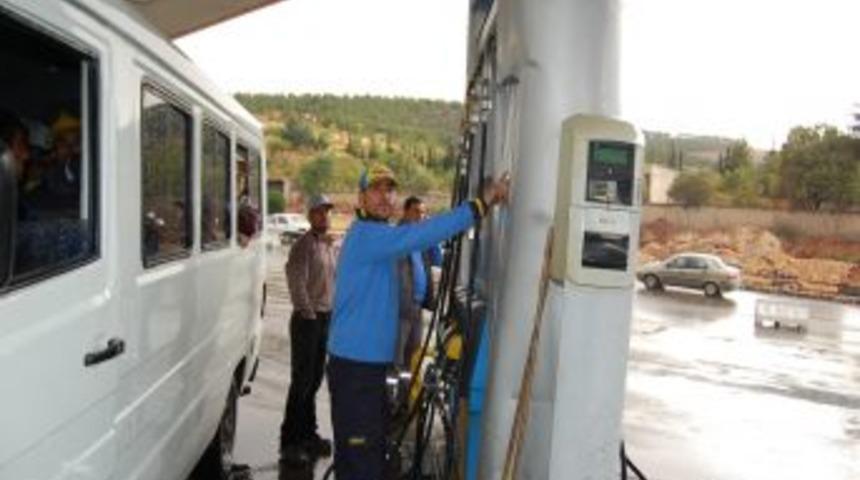 Hızını alamayan kamyonet akaryakıt istasyonuna daldı, faciadan d&ouml;n&uuml;ld&uuml;