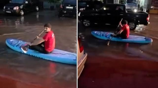 Yolları su basınca sörf tahtasını kaptı! Sokak sokak gezdi