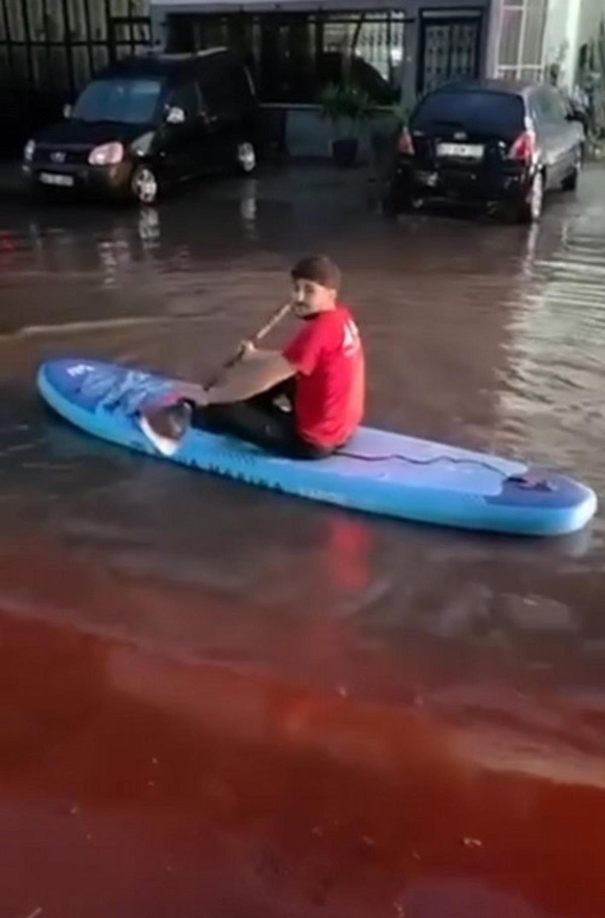 Yolları su basınca sörf tahtasını kaptı! Sokak sokak gezdi 2