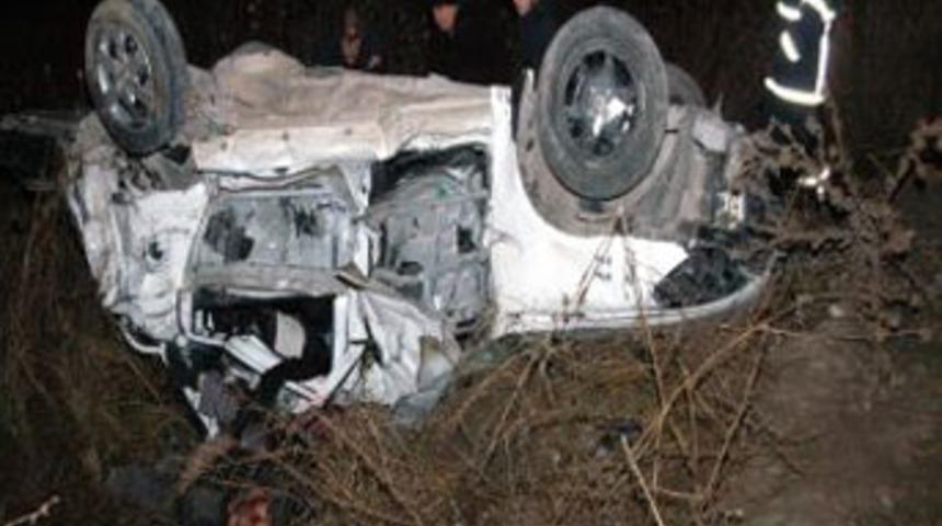 Otobüs otomobille çarpıştı: 5 ölü