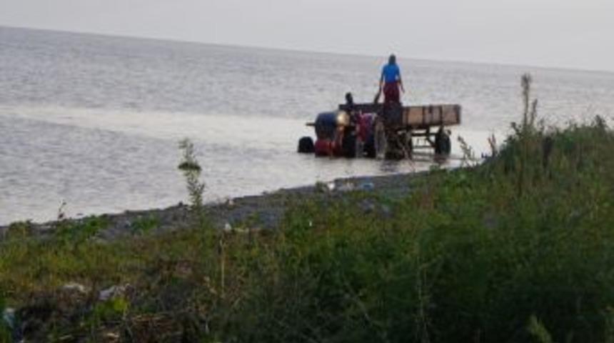 İznik G&ouml;l&uuml;'nde trakt&ouml;r yıkadılar