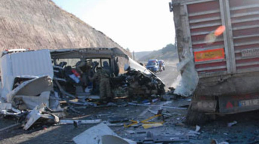 &Ouml;ğrenci servisi TIR ile &ccedil;arpıştı: 8 &ouml;l&uuml;