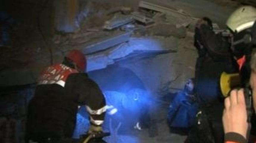 İstanbul B&uuml;y&uuml;kşehir ekipleri, Erciş'te 2 &ouml;ğretmeni kurtardı