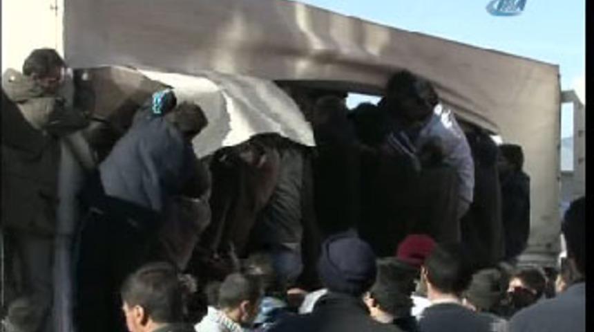 Depremzedelerin &ccedil;adır izdihamı