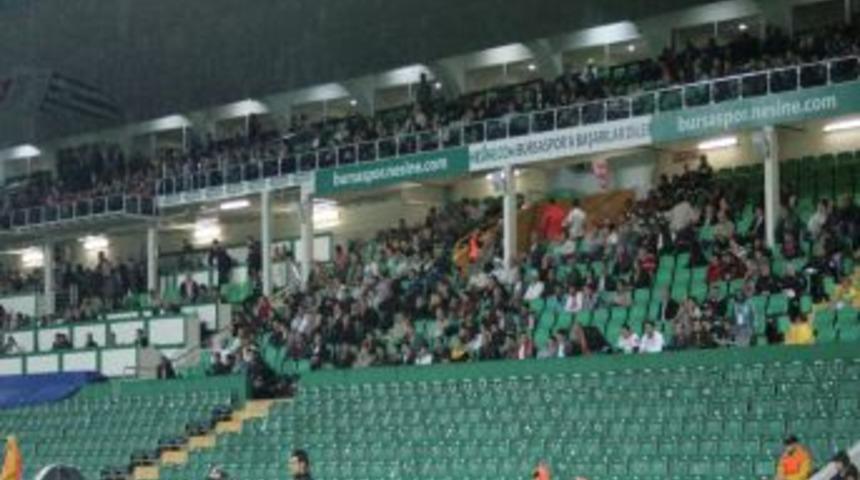 Bursaspor, tarihinde ilk kez boş trib&uuml;nlere oynadı