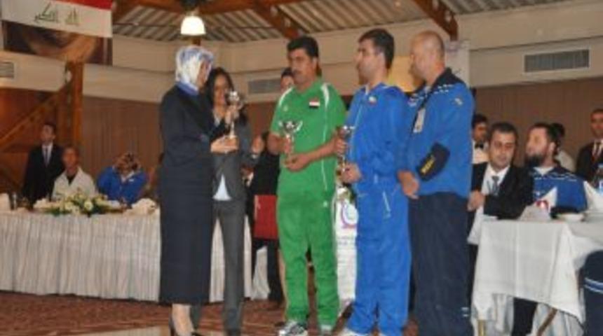 Hayr&uuml;nnisa G&uuml;l, engelliler turnuvası &ouml;d&uuml;l t&ouml;renine katıldı