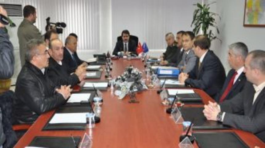 D&uuml;zce Valisi Şahin, Vanlılar i&ccedil;in acil yardım &ccedil;ağrısında bulundu