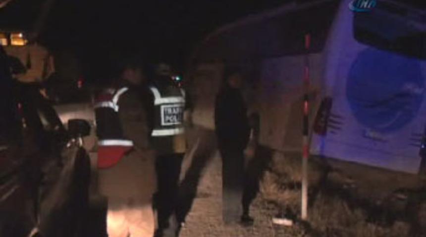 Yolcu otob&uuml;s&uuml; devrildi; 2 &ouml;l&uuml;, 39 yaralı