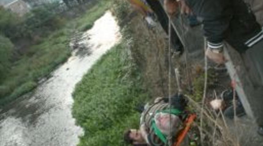 Otomobil dereye u&ccedil;tu: 1 &ouml;l&uuml;, 2 yaralı