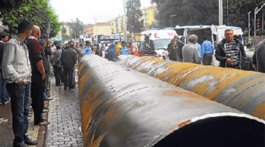 &Uuml;zerine dev boru d&uuml;şen kadın &ouml;ld&uuml;