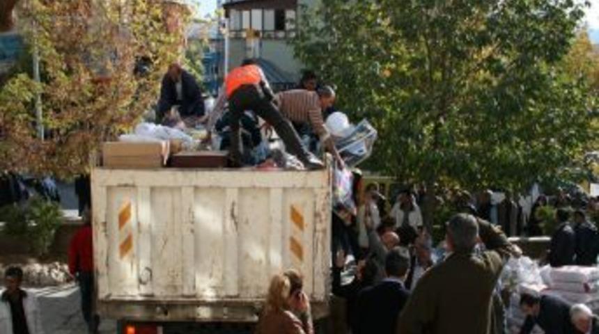 Tunceli'nde toplanan yardımlar Van'a g&ouml;nderildi