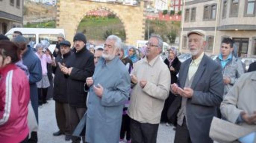 Yozgatlı hacı adayları dualarla kutsal topraklara uğurlandı