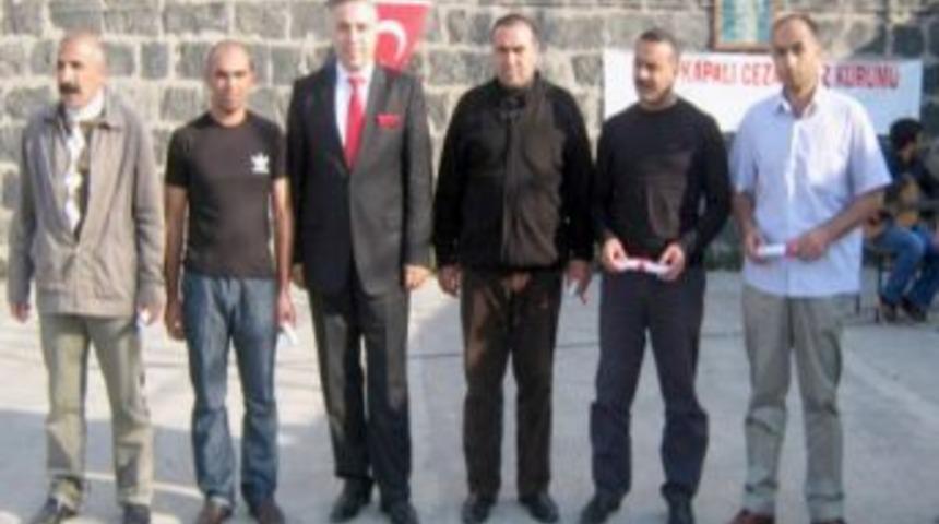 Tutuklu ve h&uuml;k&uuml;ml&uuml;ler T&uuml;rk halk m&uuml;ziği konseri ile moral buldu