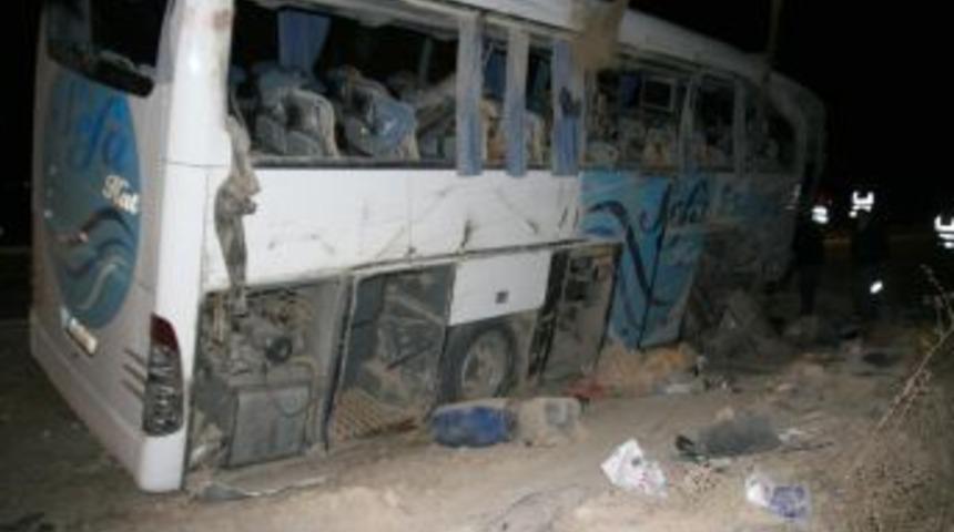 Yolcu otob&uuml;s&uuml; devrildi: 2 &ouml;l&uuml;, 39 kişi yaralandı