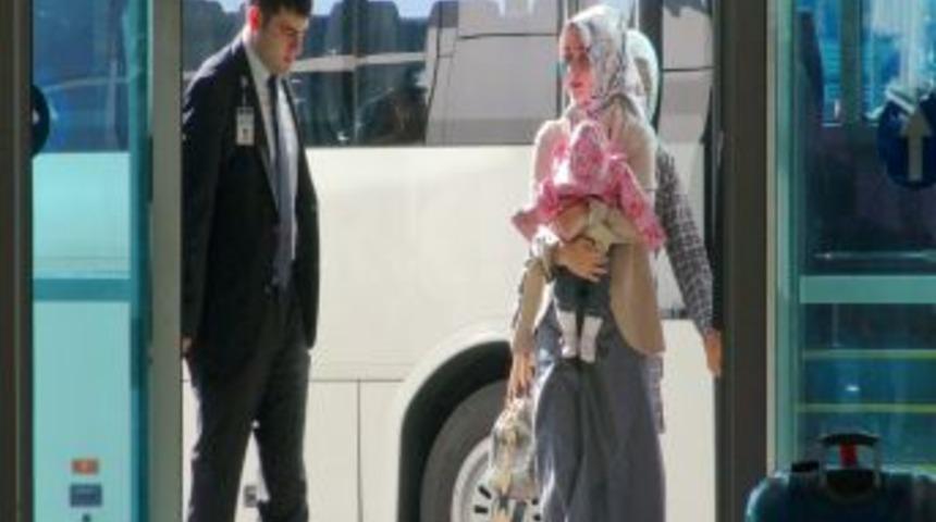 Davutoğlu, havalimanında torunuyla hasret giderdi