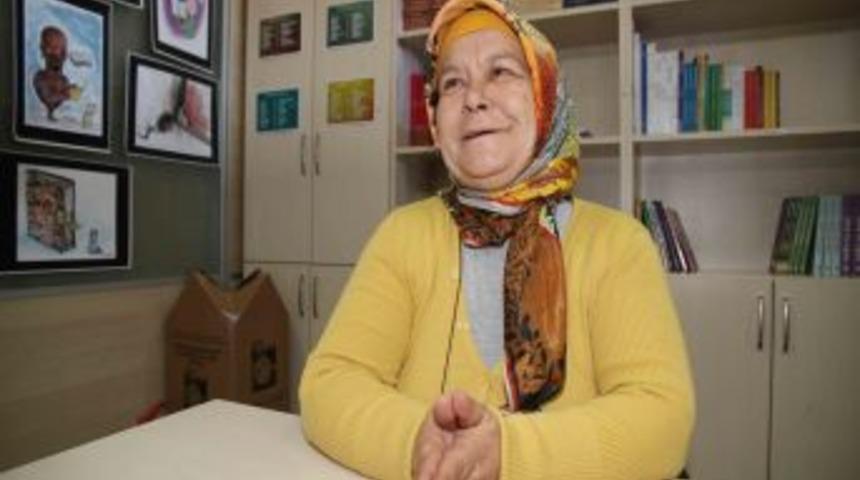 Ebru dersi verebilmek i&ccedil;in 56 yaşında lise diploması almaya &ccedil;alışıyor