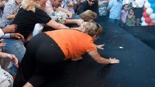 Defilede bedava altın izdihamı