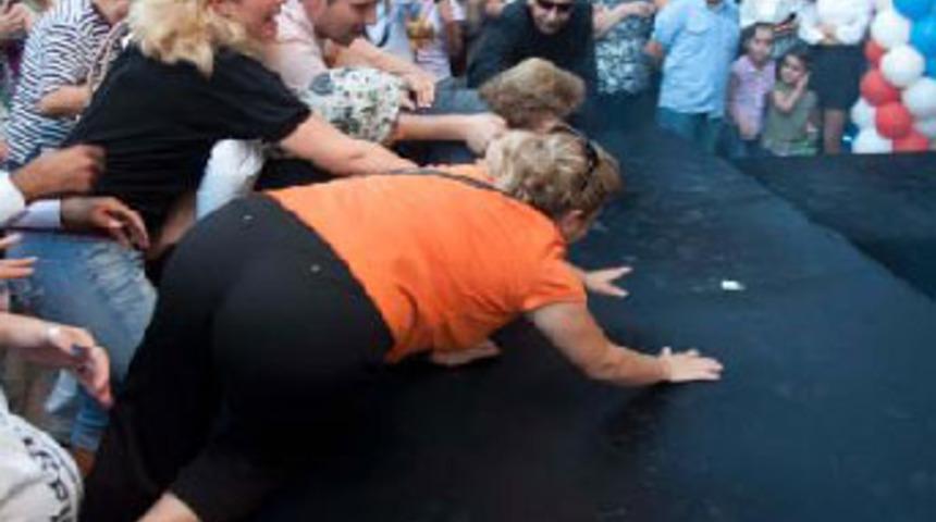 Defilede bedava altın izdihamı