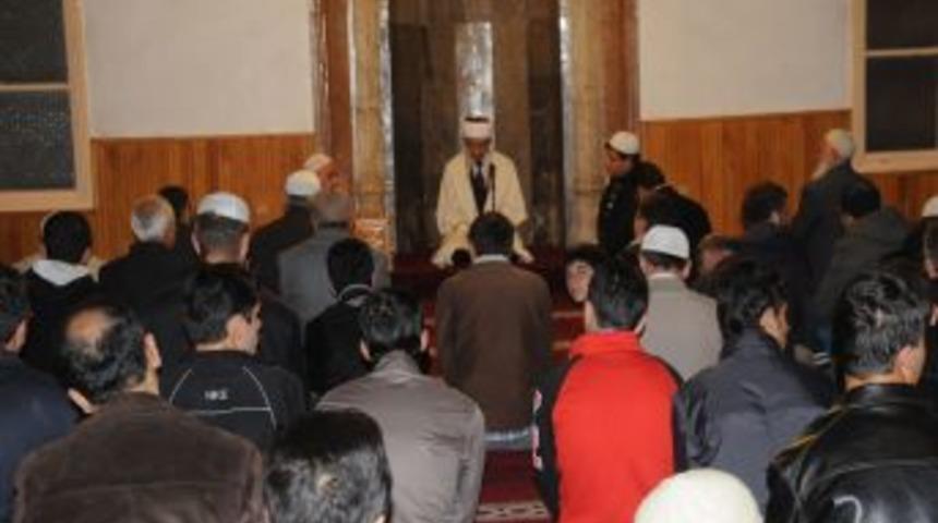 Eller şehitler ve eğitim gönüllüleri için kalktı