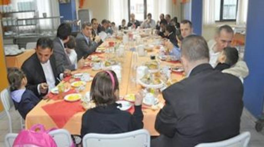 Babalar &ccedil;ocuklarıyla okulda kahvaltı yapıyor