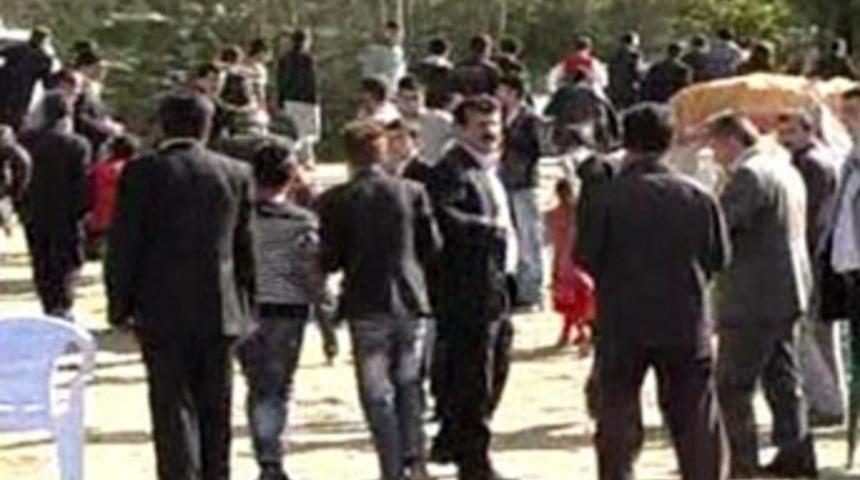 Deprem onları düğünde yakaladı