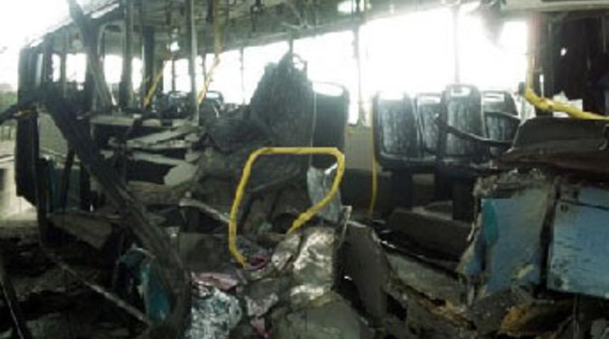 Halk otob&uuml;s&uuml;, kağıt gibi yırtıldı