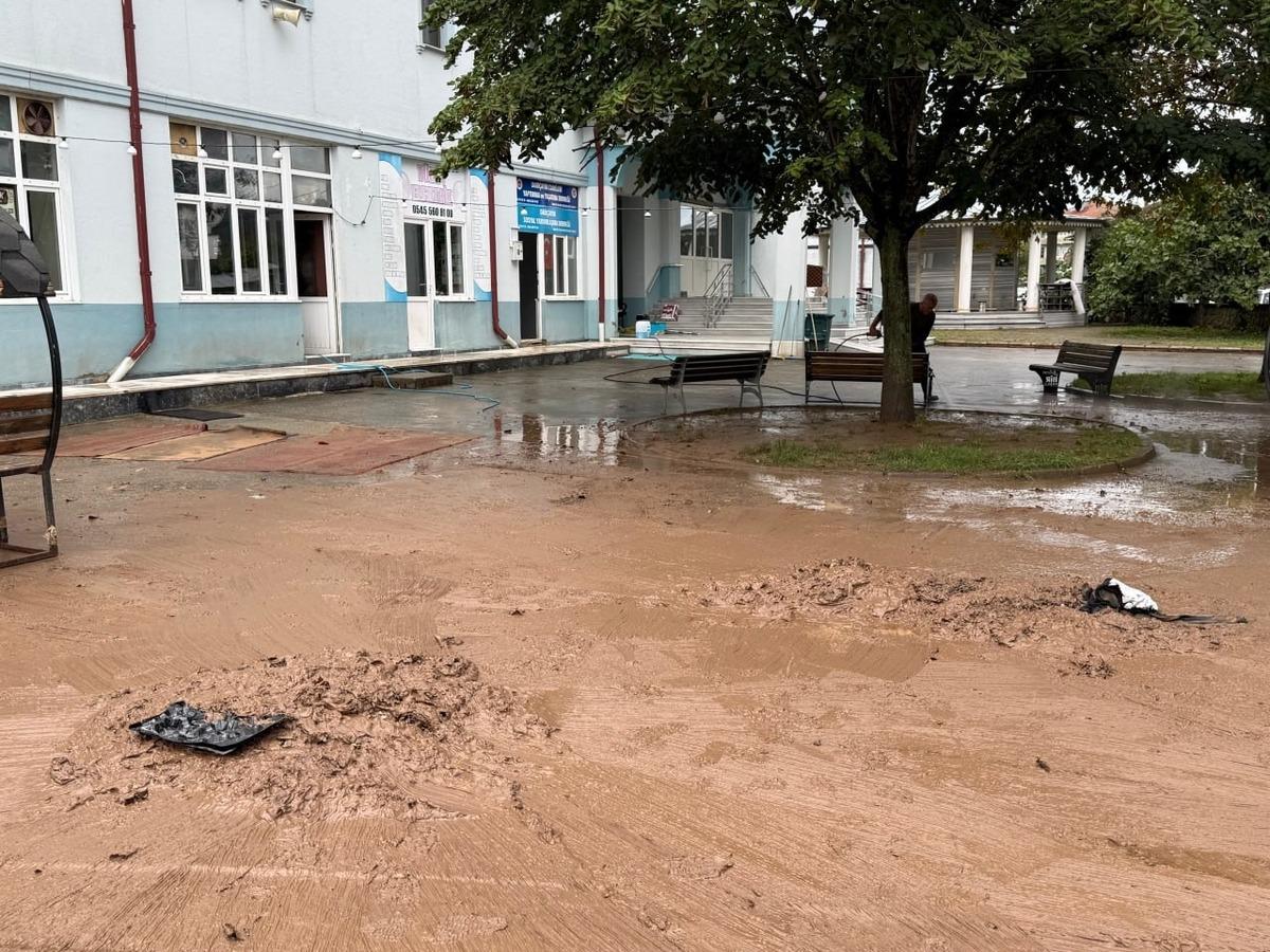Baraj taştı, bir mahalle sular altında kaldı: Bakan Bey talimat vermiş 4